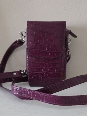 WalletBe Women's Croc-Embossed Purple Crossbody/Wristlit Bag